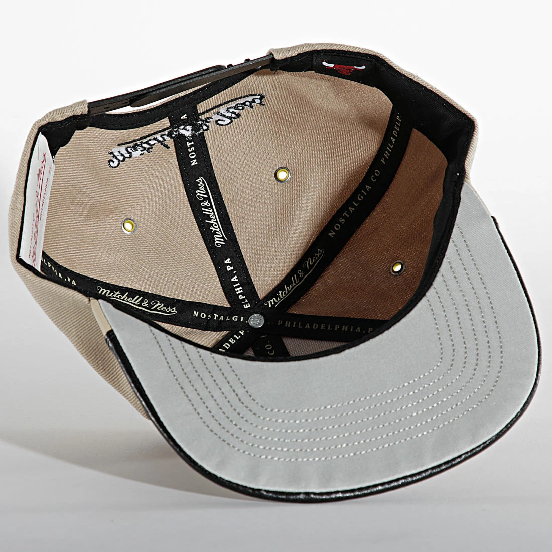 Tout neuf 🔥 Casquette Snapback Day 3 Snapback Chicago Bulls Beige de Mitchell and Ness 🌟 5 Tout neuf 🔥 Casquette Snapback Day 3 Snapback Chicago Bulls Beige de Mitchell and Ness 🌟 – Image 3