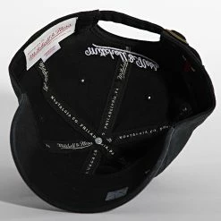 Grosses soldes 🛒 Casquette Icon Dad Strapback Chicago Bulls Noir de Mitchell and Ness 😉 -Schott NYC Soldes mitchell and ness 293456 6LUORI19011 CBU BLCK 20211202T145620 04