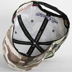 Nouveau 😀 Casquette Woodland Desert Los Angeles Lakers Camouflage Vert Kaki de Mitchell and Ness 🔥 -Schott NYC Soldes mitchell and ness 298119 6HSSMM19494 LAL CAMO 20220126T161624 03