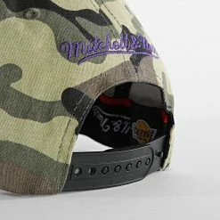 Nouveau 😀 Casquette Woodland Desert Los Angeles Lakers Camouflage Vert Kaki de Mitchell and Ness 🔥 -Schott NYC Soldes mitchell and ness 298119 6HSSMM19494 LAL CAMO 20220126T161625 04
