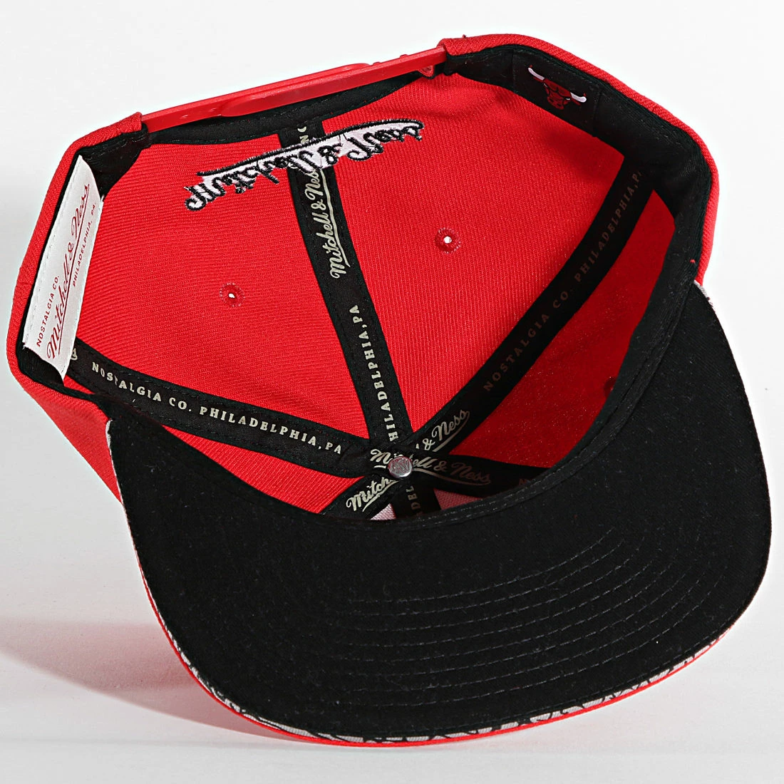 Promo 🥰 Casquette Snapback Three Collection Chicago Bulls Rouge de Mitchell and Ness ✔️ 6 Promo 🥰 Casquette Snapback Three Collection Chicago Bulls Rouge de Mitchell and Ness ✔️ – Image 4