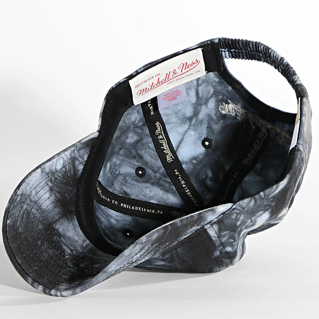 Sortie 🌟 Casquette Fitted Scrunch Tie Dye Chicago Bulls Gris de Mitchell and Ness ✨ 6 Sortie 🌟 Casquette Fitted Scrunch Tie Dye Chicago Bulls Gris de Mitchell and Ness ✨ – Image 4