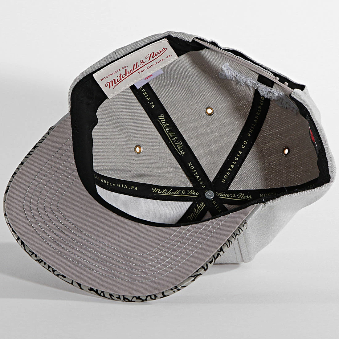 De gros ✔️ Casquette Snapback Chicago Bulls HHSS4373 Gris de Mitchell and Ness 🎁 6 De gros ✔️ Casquette Snapback Chicago Bulls HHSS4373 Gris de Mitchell and Ness 🎁 – Image 4