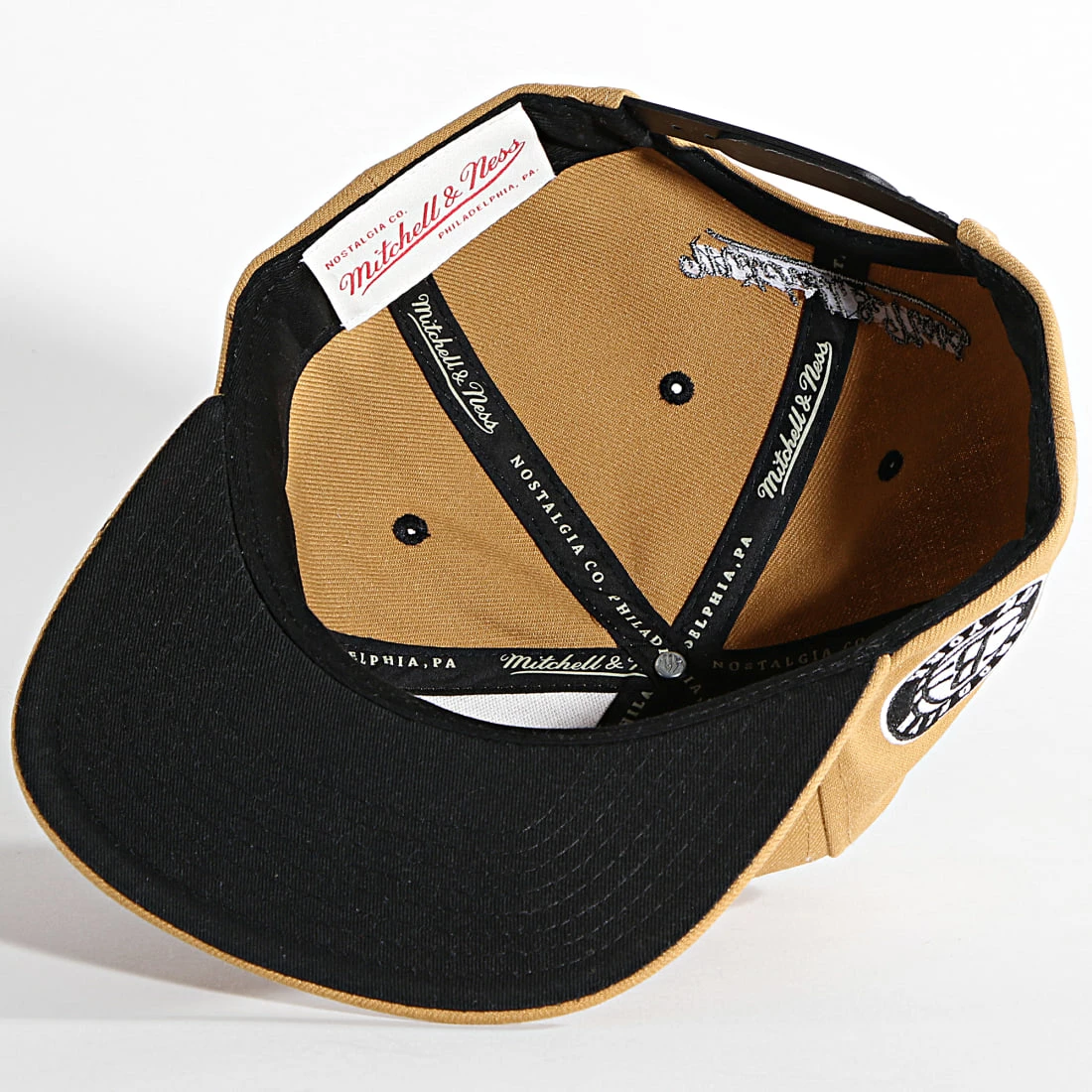 Grosses soldes 👏 Casquette Snapback Core Wheat Brooklyn Nets Camel de Mitchell and Ness 👏 5 Grosses soldes 👏 Casquette Snapback Core Wheat Brooklyn Nets Camel de Mitchell and Ness 👏 – Image 4