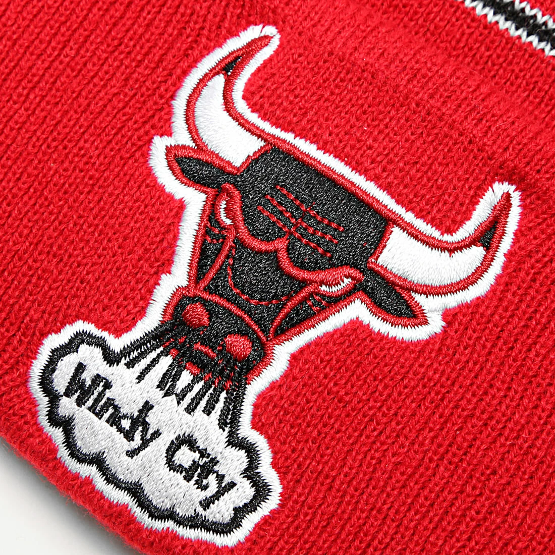 De gros 😉 Bonnet Script Pom Chicago Bulls Rouge de Mitchell and Ness 🌟 4 De gros 😉 Bonnet Script Pom Chicago Bulls Rouge de Mitchell and Ness 🌟 – Image 2