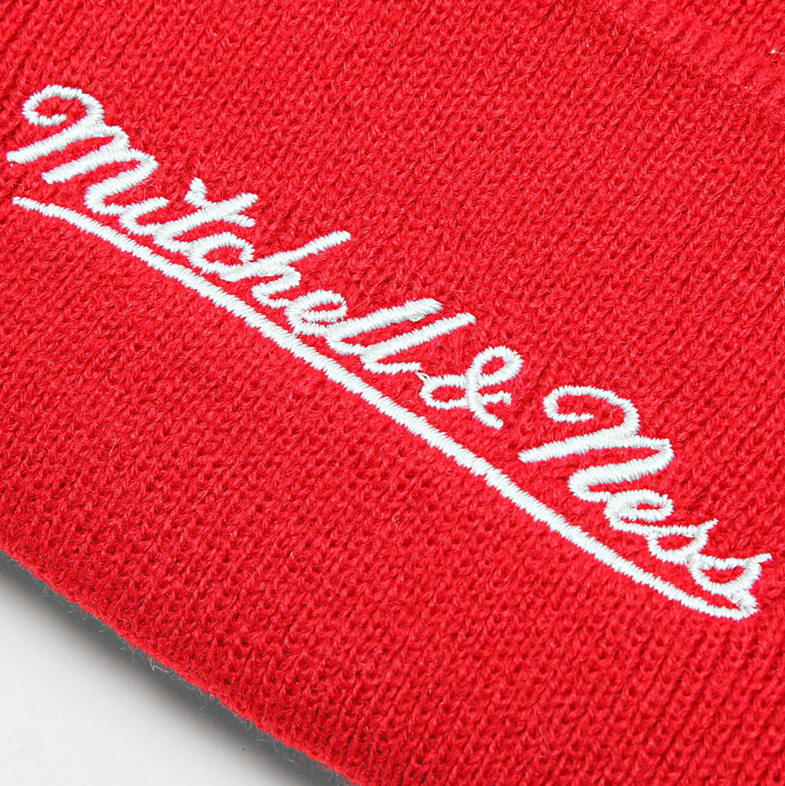 De gros 😉 Bonnet Script Pom Chicago Bulls Rouge de Mitchell and Ness 🌟 5 De gros 😉 Bonnet Script Pom Chicago Bulls Rouge de Mitchell and Ness 🌟 – Image 3